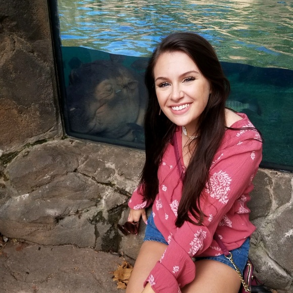 Meet your Posher, Courtney - Picture 1 of 1